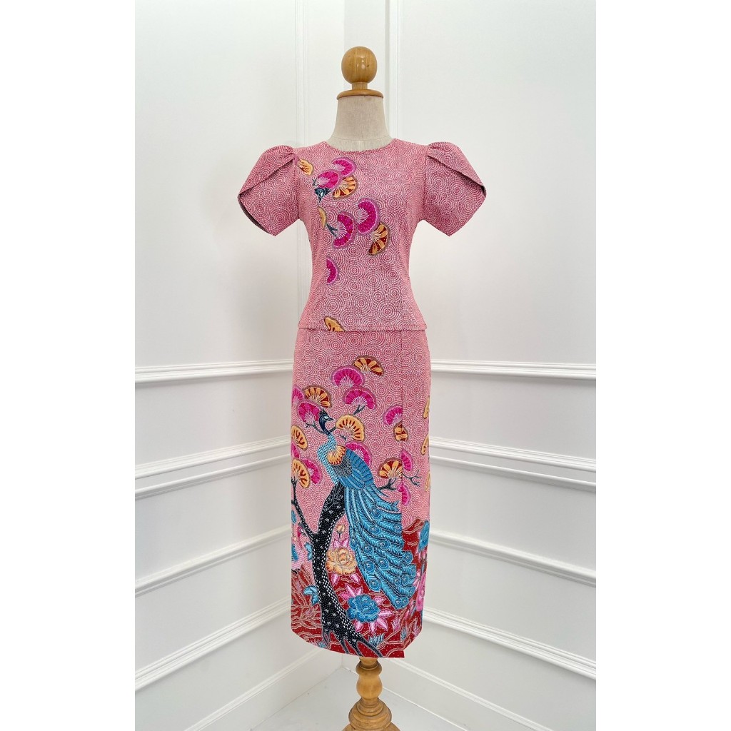 ชุดเซตเสื้อกระโปรงผ้าปาเต๊ะนายนกยูง คอกลม แขนกลีบบัว งานอัดกาว ทั้งชุด ทุกชิ้น ซิปซ่อนด้านหลัง (S-2XL) KS628 - รูปที่ 5