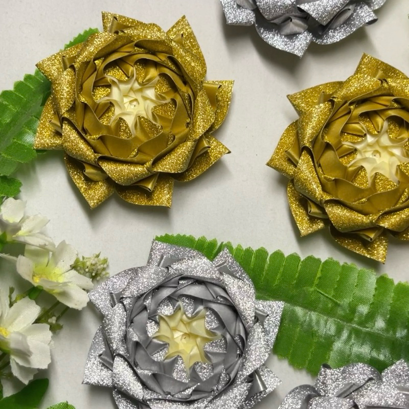 เหรียญโปรยทาน “ดอกปทุมทิพย์เงิน-ทอง” ริบบิ้นกากเพชร ตัวเปล่า (10ชิ้น)