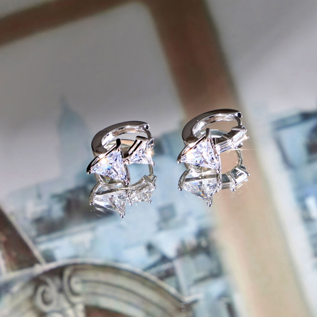 SWAN - Straight Arrow Huggie Earring ต่างหูเงินแท้ ฝังเพชรคิวบิกเซอร์โคเนีย ดีไซน์หรู แปลกตา