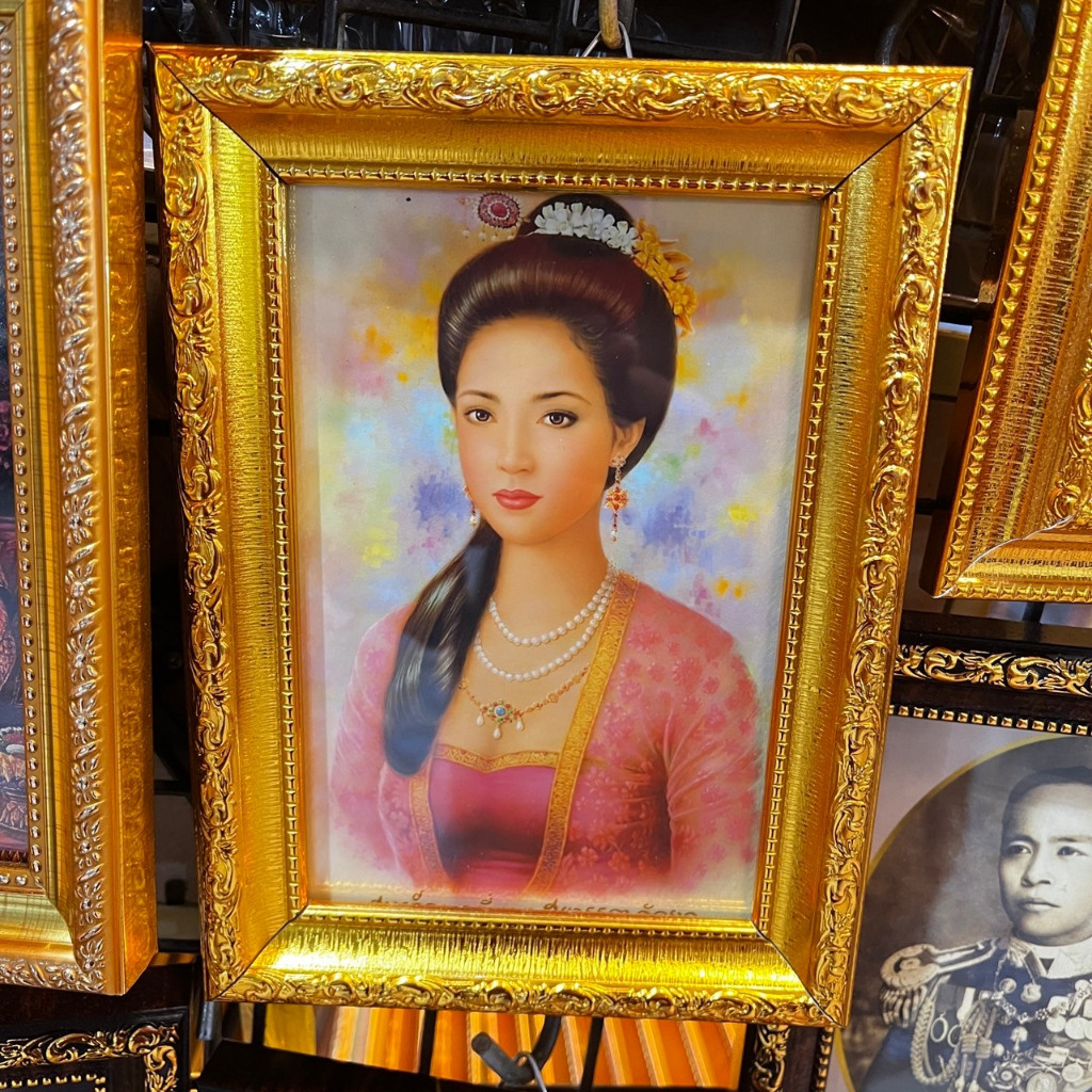 กรอบรูปพร้อมภาพ พระสุพรรณกัลยา ขนาด 5x7 นิ้ว ห้อยแขวนหรือตั้งโต๊ะ ที่ระลึก เสริมความเป็นสิริมงคล