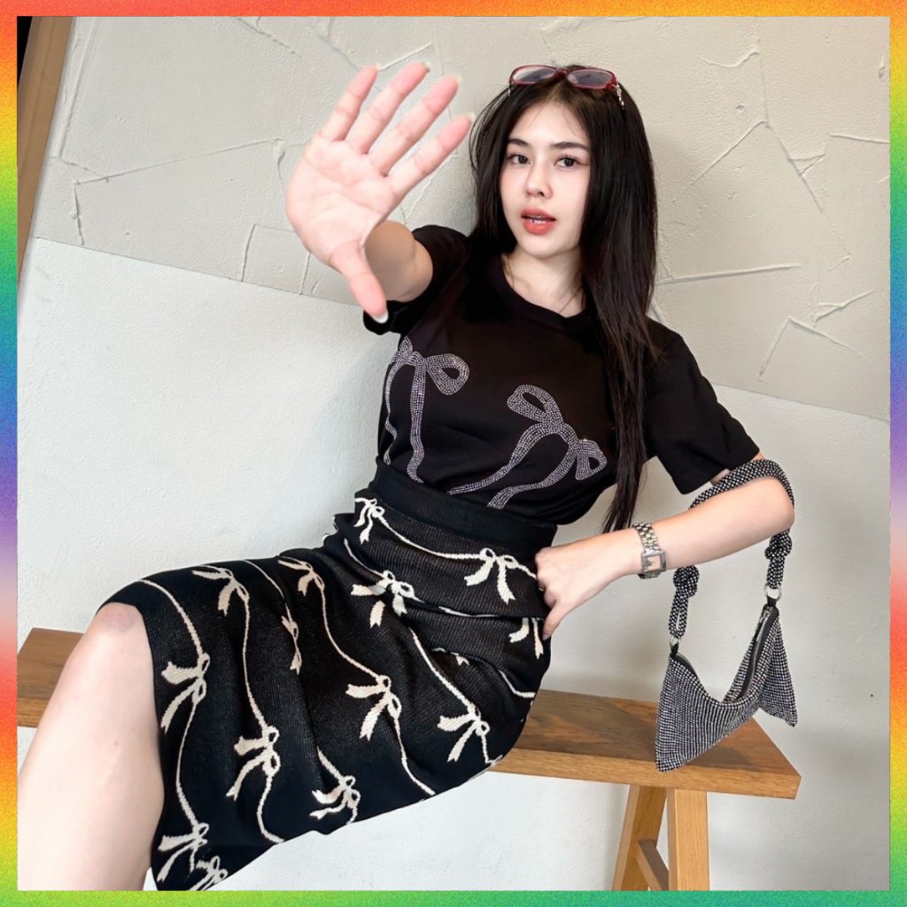MesubShop พร้อมส่ง เซ็ต2ชิ้น เสื้อคอกลมติดเพชรโบว์ + กระโปรงยาวลายโบว์น่ารัก   ผ้าไหมพรมยืดเยอะ รุ่น เงินล้น – โปรปัง