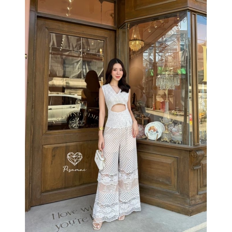 Nuchi Style ชุดจั้มสูทขายาวแขนกุดงานฉลุลูกไม้สีขาวเว้าเอว ใน่ออกงาน สวยหรู ดูแพง Pisamai