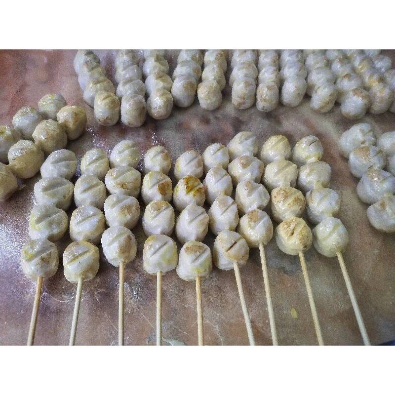 โมเดลลูกชิ้นหมูแบบปิ้งทำจากเรซิ่นขนาดลูกชิ้นประมาณเหรียญ10บาทใช้สำหรับตั้งโชว์แทนของจริงขายเป็นไม้ครับไม้ละ28บาท สอบถาม