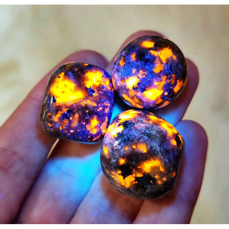 1 PC Yooperlite Stone / Flame Stone / UV Reactive / Firestone / Natural Yooperlite / Fire Stone / Yooperlite Tumble