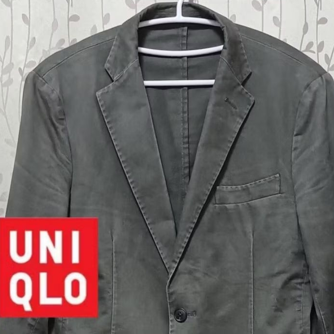 UNIQLO เสื้อสูทผ้าชิโน สีกากีแกมเขียว มือสองสภาพใช้งาน