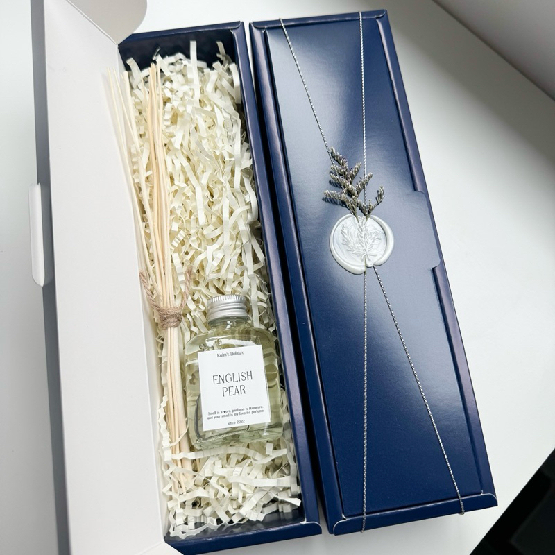 G56 Gift box ไม้หอมกระจายกลิ่น size s 30 ml. ของขวัญ ตกแต่งตราประทับครั่ง กล่องสีน้ำเงิน กระดาษฝอยสีครีม