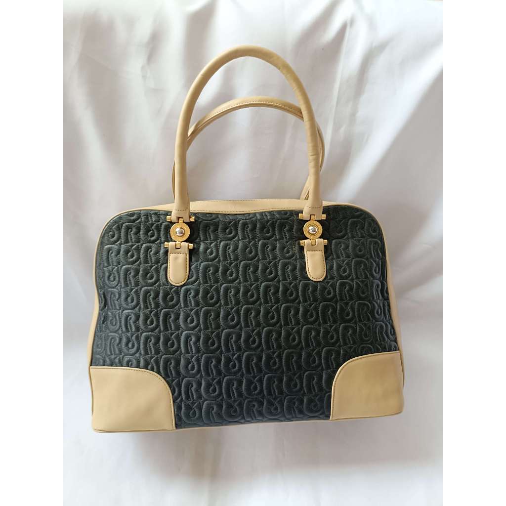 ♥️กระเป๋าหนัง มือ2 Valentino Rudy แบรนด์แพง  ♥️สีดำตัดครีม  ทรงถือ ♥️โลโก้ทอง สวยงาม  ♥️size m หนังม