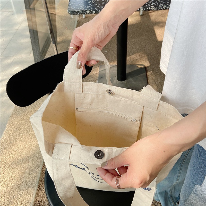 💕BIG SALE 💕ซื้อ 1 แถม 1 J138 กระเป๋าผ้าดิบ 🧡💙เรียบปักอักษรหลากสี THE 3rd มีดอกไม้ตรงสาย🌼🌼