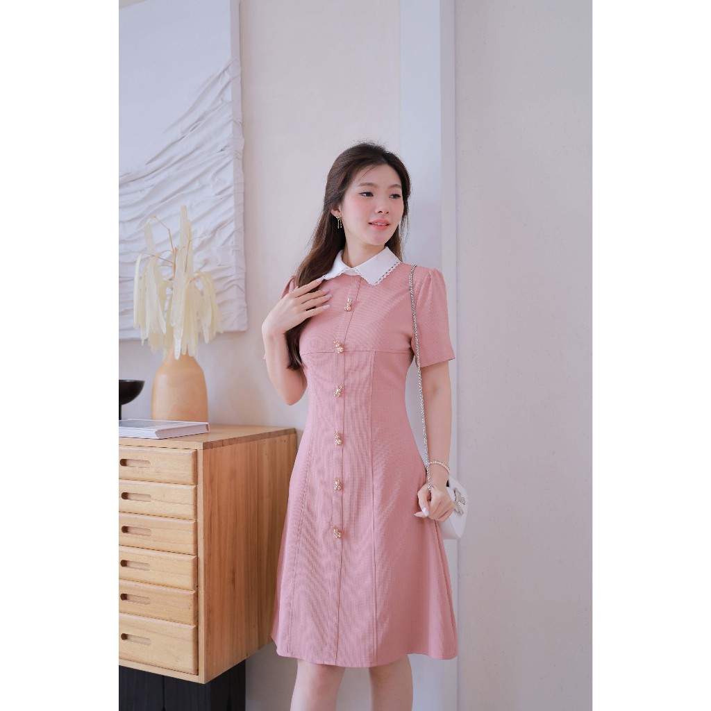 Romi"Oil" J515 ชุดเดรสสีชมพู (คอปกขาวแต่งกระดุมกระต่ายสีทอง)