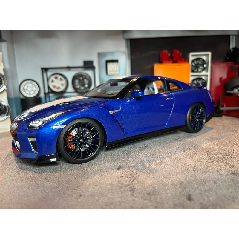 Motorhelix [M83503] 1:18 Skyline GT-R (R35) & Engine 2016 Wangan Blue