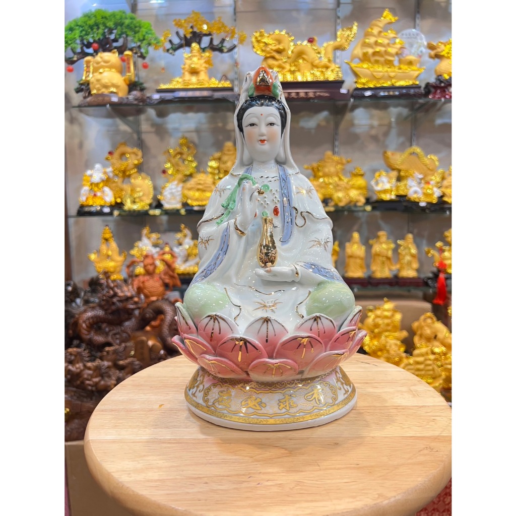 เจ้าแม่กวนอิม พระโพธิสัตว์ ประทับดอกบัว ปางประทานพร ถือเเจกัน และ ต้นหลิว งานกระเบื้อง ฐานทอง สูง 10/12/16นิ้ว