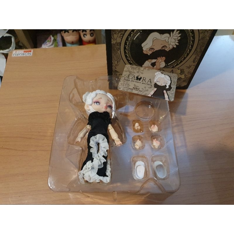 ของเล่นArt toy "Laura Black and White spectrum" มือสองสภาพดี