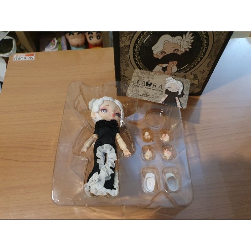 ของเล่นArt toy "Laura Black and White spectrum" มือสองสภาพดี