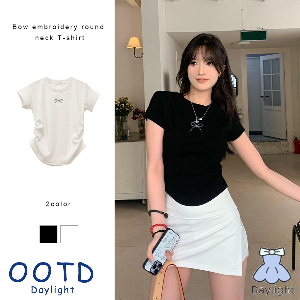 การจัดส่งที่รวดเร็ เสื้อยืดคอกลมผูกโบว์ เสื้อยืดทรงสลิมไม่ปกติ เอวดึงกลับ เสื้อแขนสั้น DL