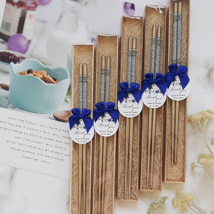 [เซตละ50ชิ้น] ของชำร่วยงานแต่ง ตะเกียบหลุยส์แพ็คกล่องไม้