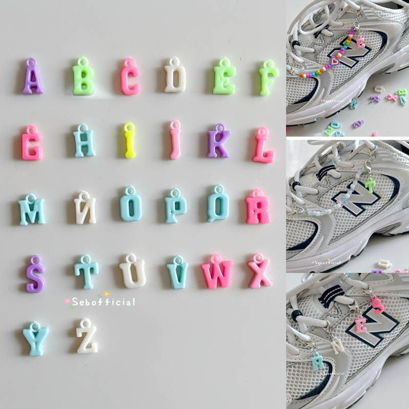 Sebofficial | ꒰ขั้นต่ำ 2ชิ้น꒱ จี้ตกแต่งเชือกรองเท้า มีตะขอให้ ที่ห้อยรองเท้านักเรียน จี้ตัวอักษร ราคาต่อ 1ชิ้น แบบคละสี