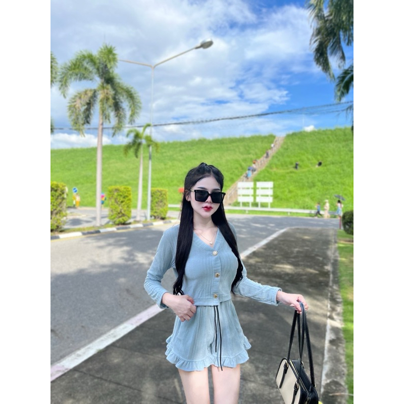 Phapassz - เซท2ชิ้น เสื้อคาดิแกนตัวยาว แต่งกระดุมหน้า มาพร้อมกางเกงขาสั้น แต่งระบาย ลุคชิว Thanyathep