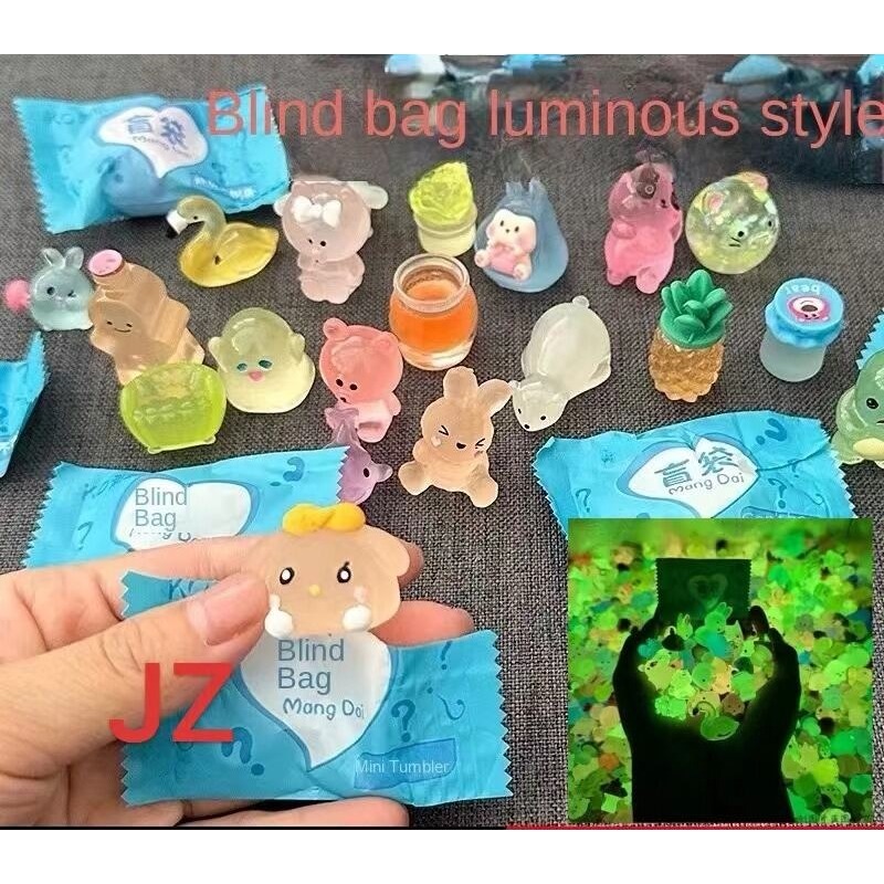30ชิ้น น่ารักมาก สัตว์เรืองแสง แบบสุ่ม เรซิ่นเรืองแสง เรืองแสงในที่มืด ตุ๊กตาตกแต่งสวน ของเล่น ของสะสม ตุ๊กตาจิ๋ว