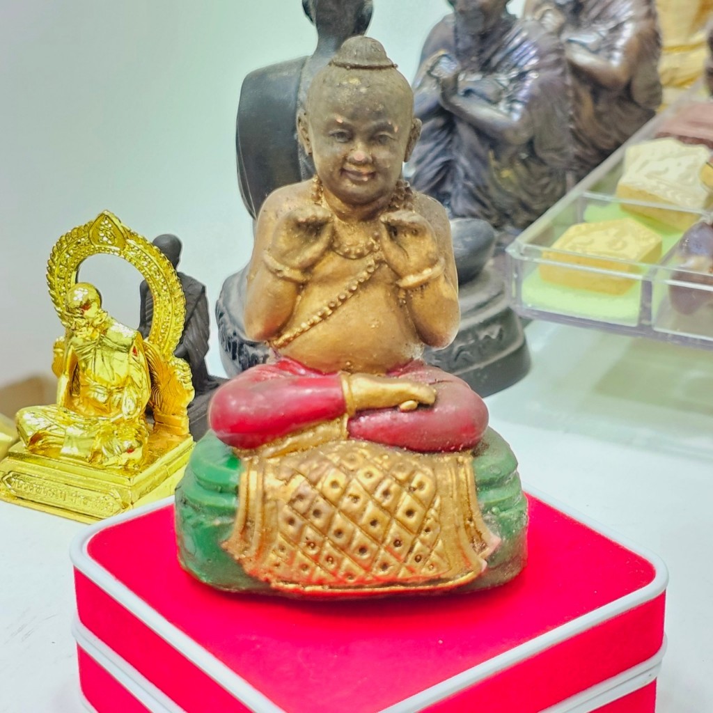 กุมารหลวงพ่อเต๋เนื้อดินผสมว่านพุทธคุณ 108 ขนาด 3 นิ้วผ่านพิธีปลุกเสกแล้ว