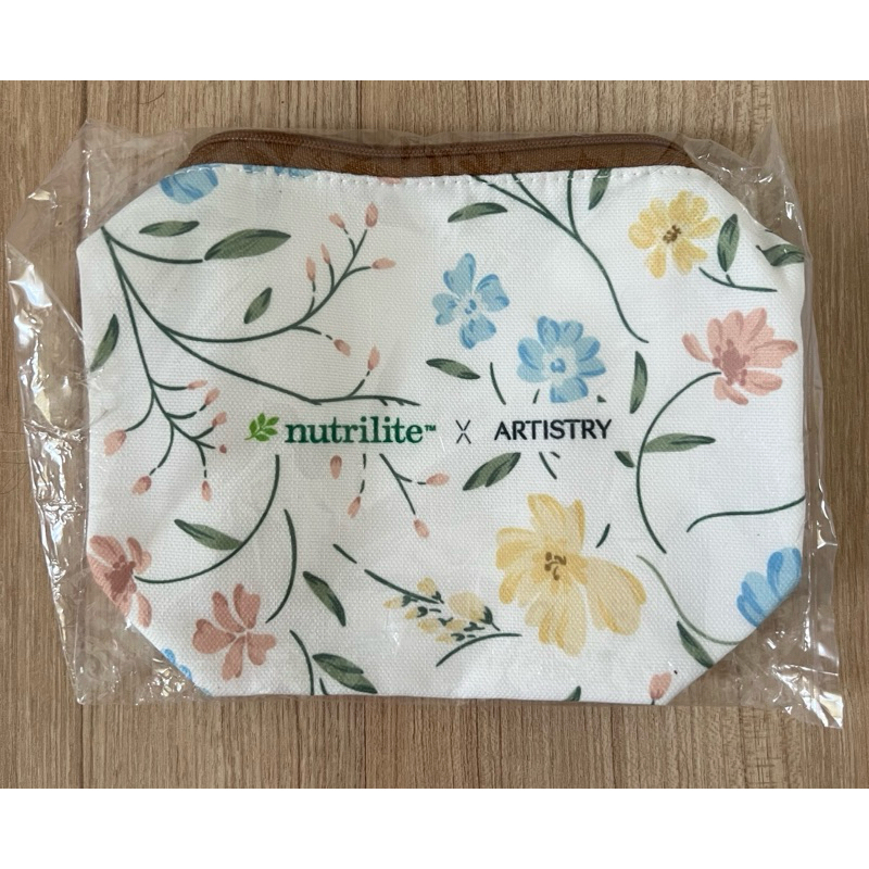 กระเป๋าพรีเมี่ยมแอมเวย์ by Amway ใส่เครื่องสำอางและของใช้ beauty In & Oot สีขาว ของใหม่พร้อมส่ง!!!