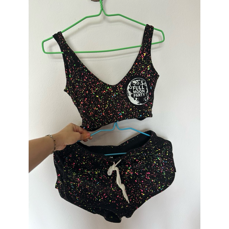 เสื้อกล้ามครอป เอวลอยและกางเกงขาสั้น fullmoon party เกาะพะงัน(มือ2) free size (สำหรับคนตัวเล็ก)