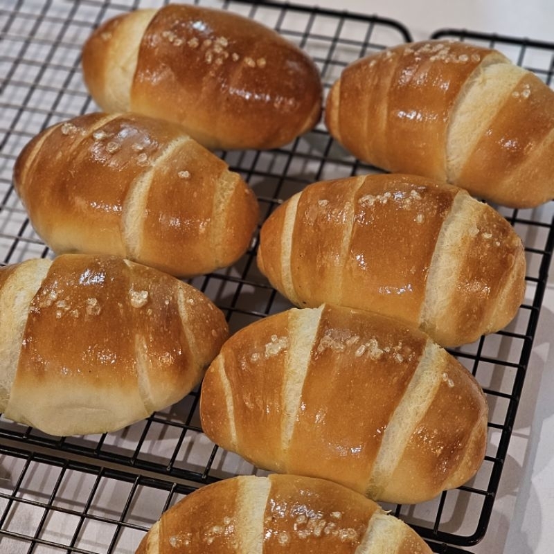 ขนมปังเกลือ Shio pan (Salted butter roll) เนื้อเหนียว นุ่ม หอมฉ่ำเนย อบก่อนทาน กรอบนอกนุ่มใน
