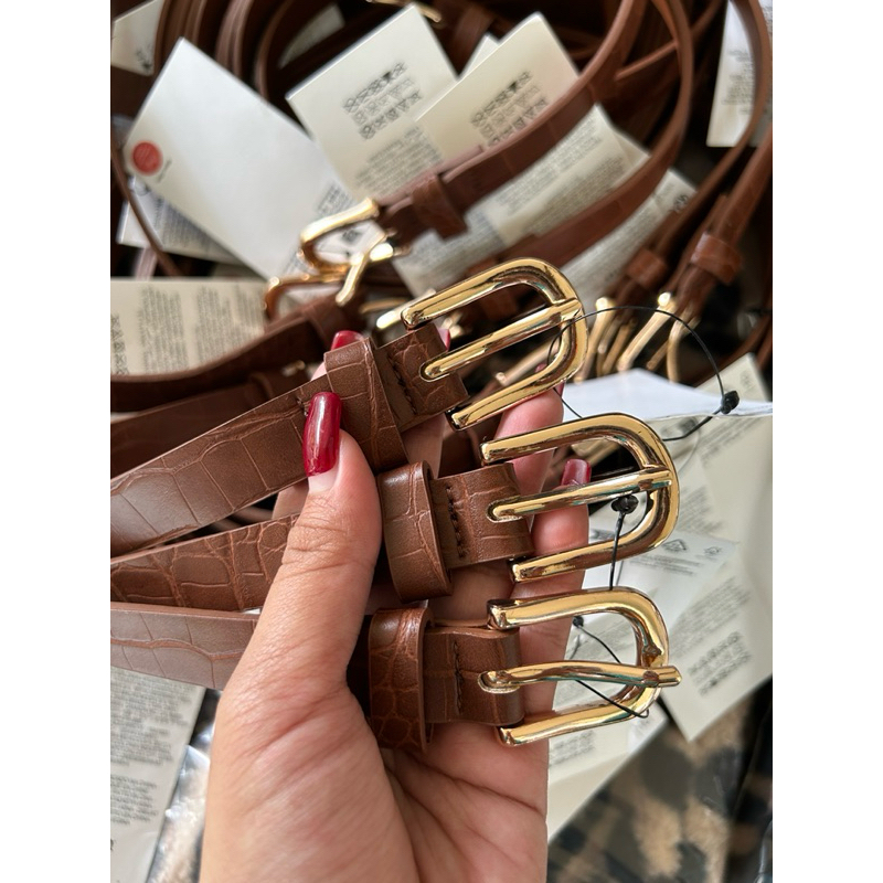 Classic belt เข็มขัดรุ่นเบสิค หนังสีน้ำตาล อะไหล่ทอง