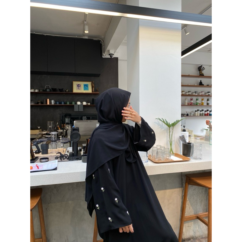 abaya ปักดอก ทรงเสื้อหลวมๆ (มีเฉพาะสีดำ) ควาายาวชุดสามารถแจ้งผ่าน Inbox มาได้ค่ะ