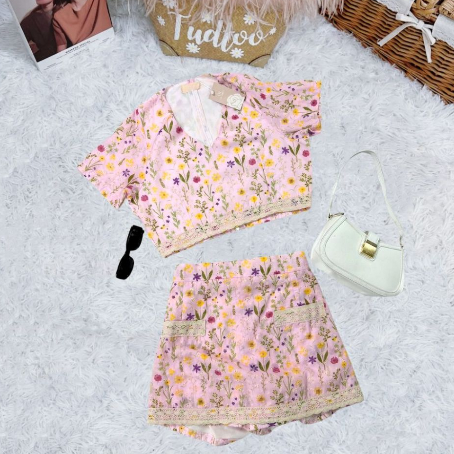 ชุดเซท ชุดเซทสาวอวบ เซทฉลุ เสื้อครอปคอวี+กางเกงกระโปรงขาสั้น ใส่ออกงาน ชุดใส่ไปงานแต่ง ชุดน่ารัก ใส่ไปคาเฟ่ได้ อก 34-38