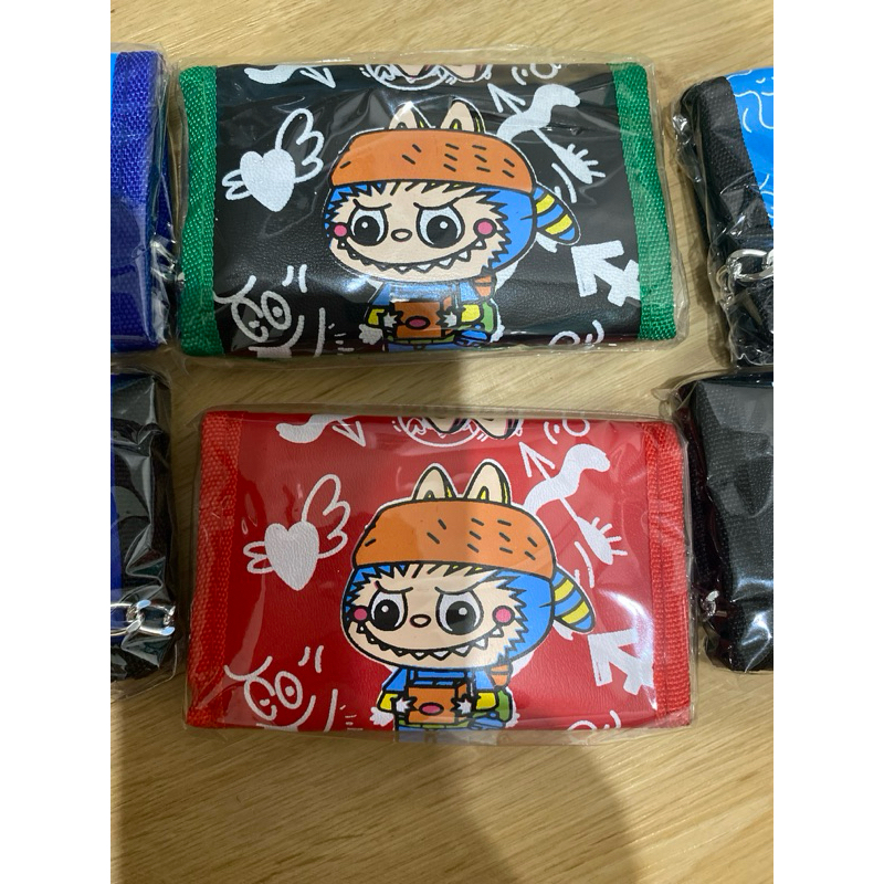 กระเป๋า ใส่สตางค์3พับ มีโซ่คล้อง มีหลายแบบหลายลายให้เลือกผู้ชายและผู้หญิงก็ใช้ได้