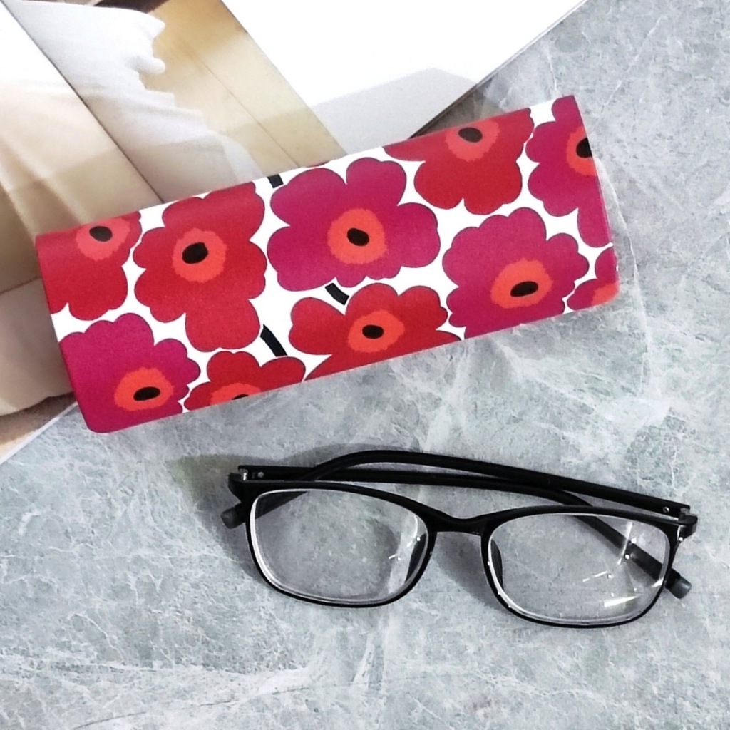 RED FW  กล่องแว่น กล่องแว่นตา GLASSES CASE ทรงใหม่ ลาย ดอกไม้แดง ตลับแว่น ฝาปิด (แม่เหล็ก) ขนาด 5.5 x 3.5 x 15.5 Cm