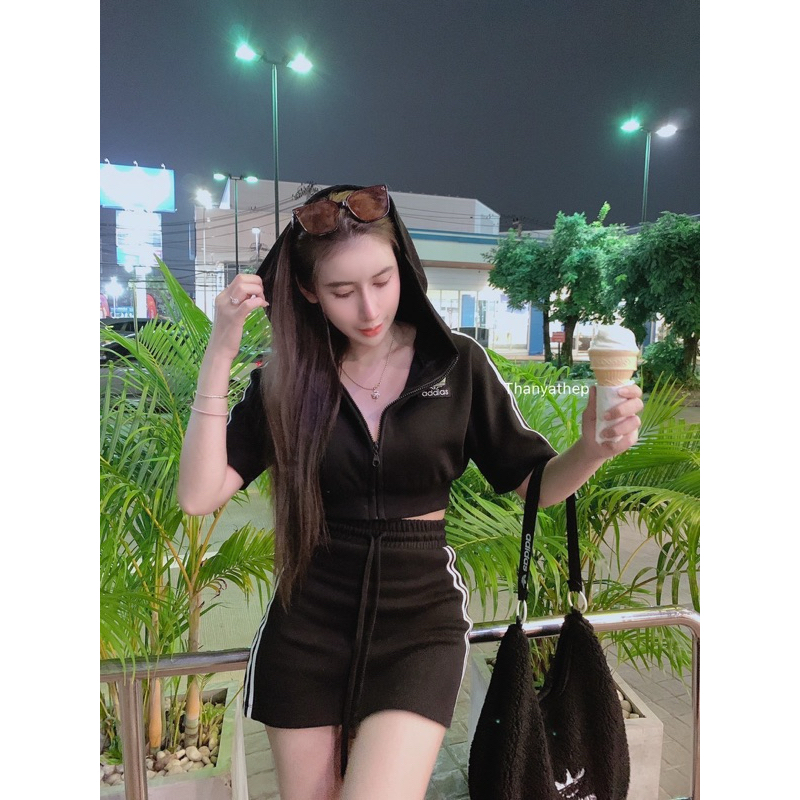 #Thanyathep งุ้ย เซ็ต2ชิ้นฟิลสปอตๆ เสื้อฮู้ดแขนสั้นแต่งแถบ ติดอะไหล่แบรนดัง มาคู่กระโปรงตัวปัง