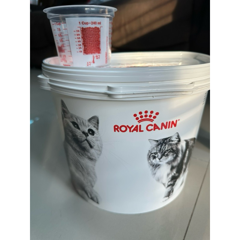 ถังใส่อาหาร ทรงครึ่งวงกลม Royal canin ลายแมว พร้อมถ้วยตวง