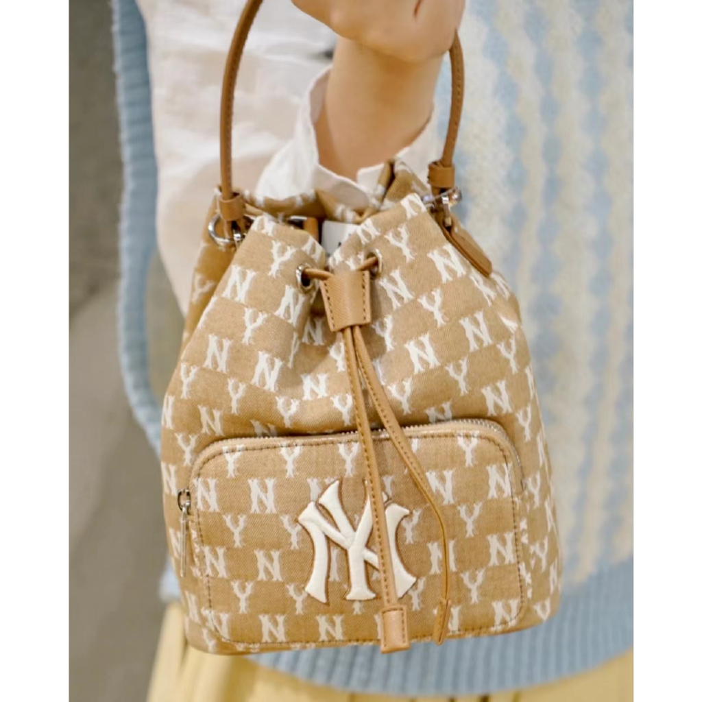 MLB NY UNISEX CURVED CAPNY NEW YORK YANKEE JACQUARD กระเป๋าทรงบักเก๊ต ปรับสายได้ กระเป๋าผู้หญิง กระเป๋าแบรนด์