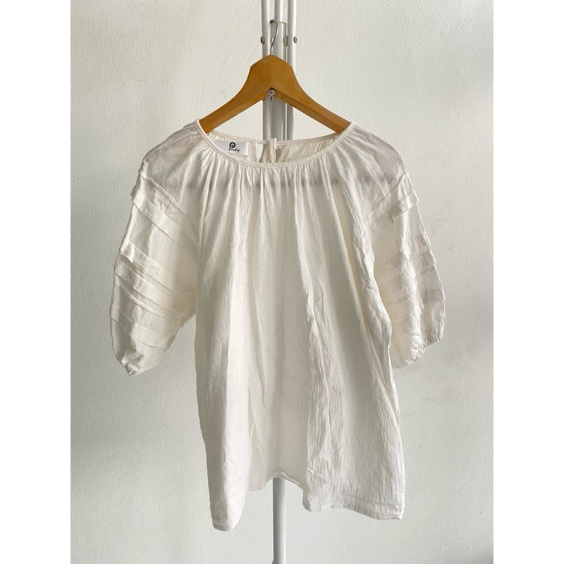 เสื้อผ้าฝ้ายสีขาวเเขนพอง แบรนด์ pradap