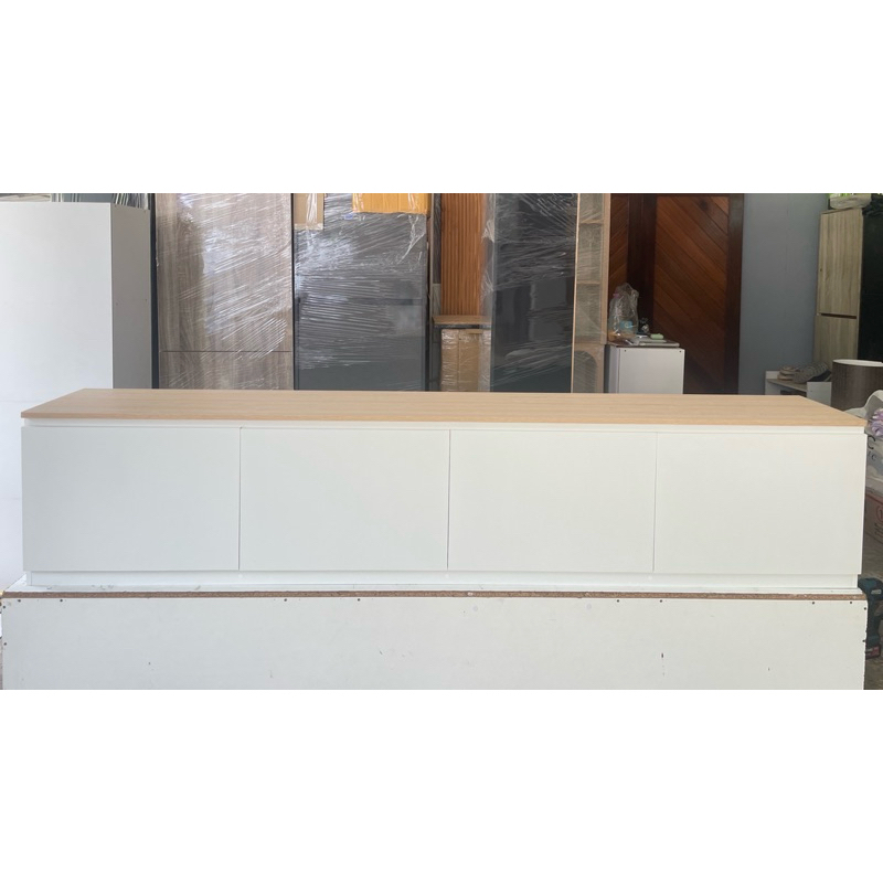 ชั้นทีวีวางพื้น สีเมเปิ้ลบานประตูขาว กว้าง 240 ซม. วัสดุไม้ MDF เคลือบเมลามีน กันน้ำ (ถ่ายจากสินค้าจริง)