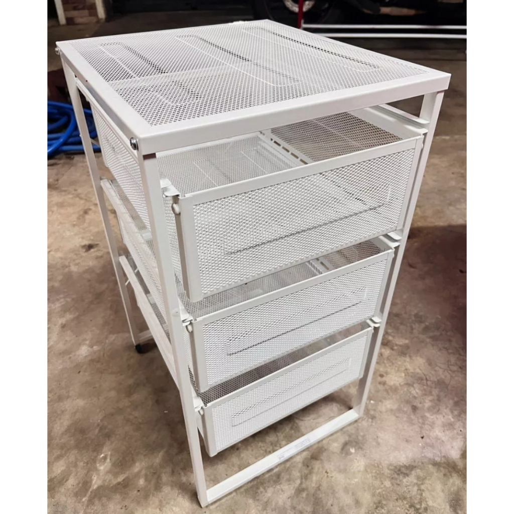 ikea กล่อง/ตู้เก็บของ เราออกแบบที่เก็บของนี้ด้วยเหล็กและชั้นตาข่ายสำหรับใช้งานในห้องน้ำ