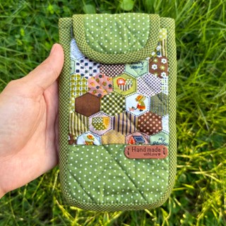 P013_กระเป๋าใส่มือถือแฮนด์เมดฝาปิด มีซิปหลัง มีสายคล้องมือ