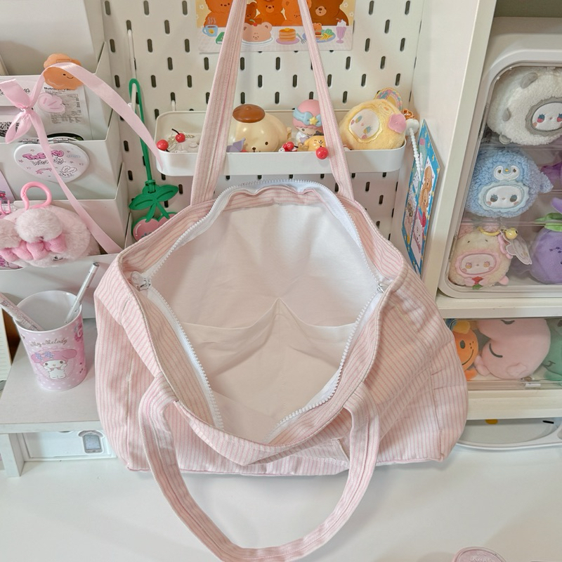 🍬พร้อมส่งTote Bag Candy กระเป๋าผ้าแคนวาสลายริ้ว มีซิป ด้านในมีช่องใส่ mac ipad laptop สมุดหนังสือได้ - รูปที่ 4