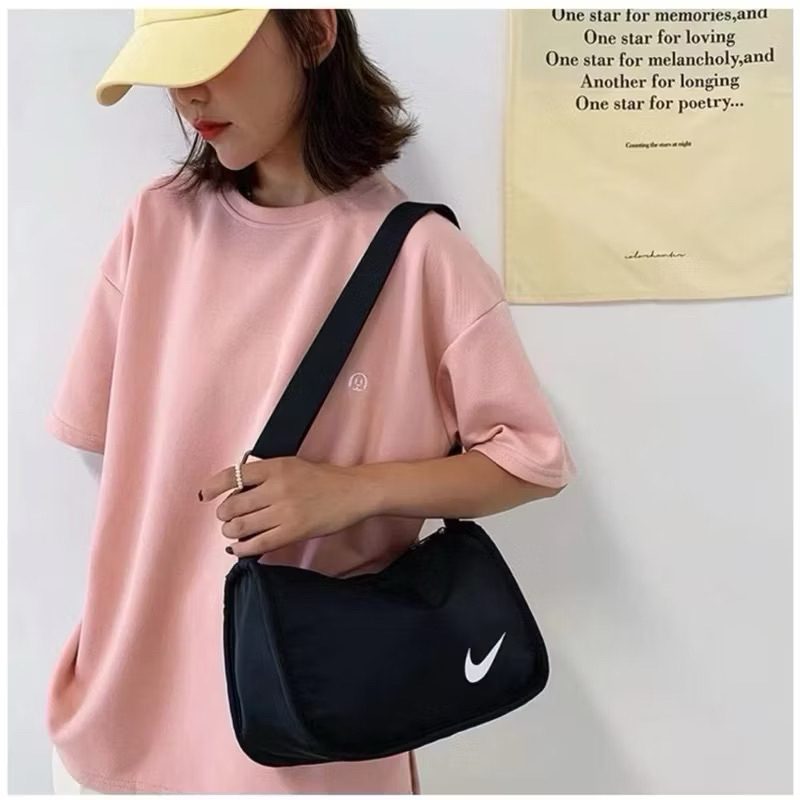 สินค้าใหม่ล่าสุด สะพายข้างจุของได้เยอะแฟชั่นกระเป๋าผู้ชายและผู้หญิง