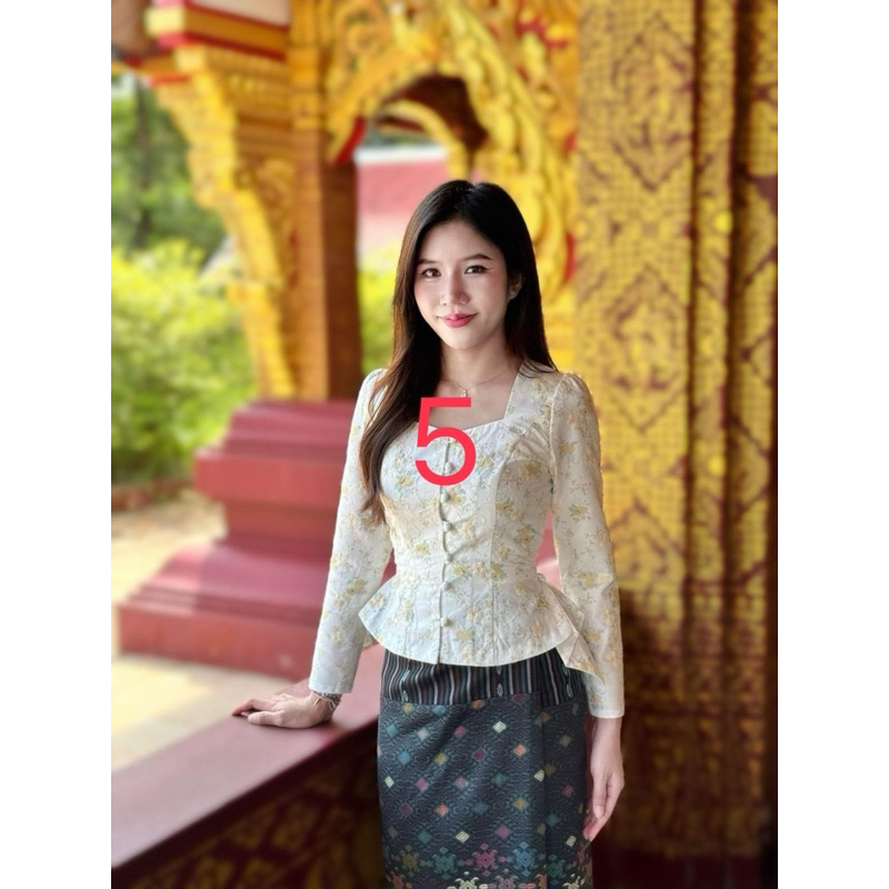 เสื้ิอคอเหลี่ยมกระดุมหน้า แต่งจีบข้างปักนูน รีบเก็บงานเหลือไม่มาก