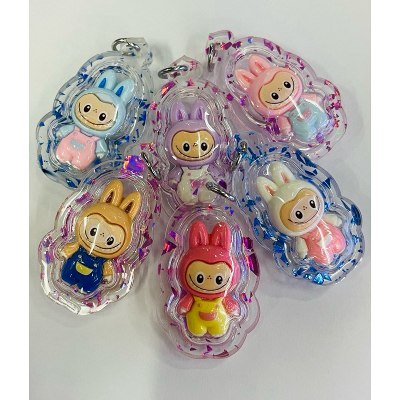 พวงกุญแจจี้ลาบูบูขนาด4เซน.เลี่ยมอยู่ในน้ำมันกันน้ำ100% ฝั่งตะกรุดและแผ่นทอง มี 5สีชุด