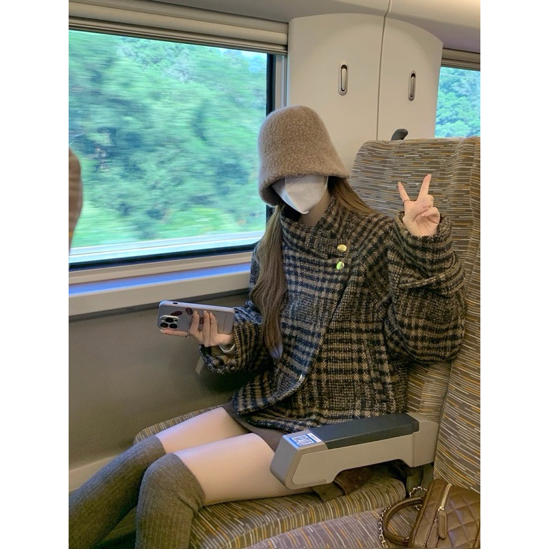 (C266) 𝑴𝒐𝒔𝒔 𝑷𝒍𝒂𝒊𝒅 𝑪𝒐𝒂𝒕 ~ เสื้อโค้ทลายสก็อตสีเขียวน้ำตาล ทรงสั้นกระดุมสีทอง