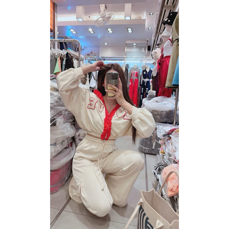 Thanyathep Set เสื้อแขนยาว แต่งระบายทูโทน อะไหล่love แน่น มาพร้อมกางเกงขายาว ทรงคาโก้ ดีเทลกระเป๋าข้าง สวมใส่สบาย