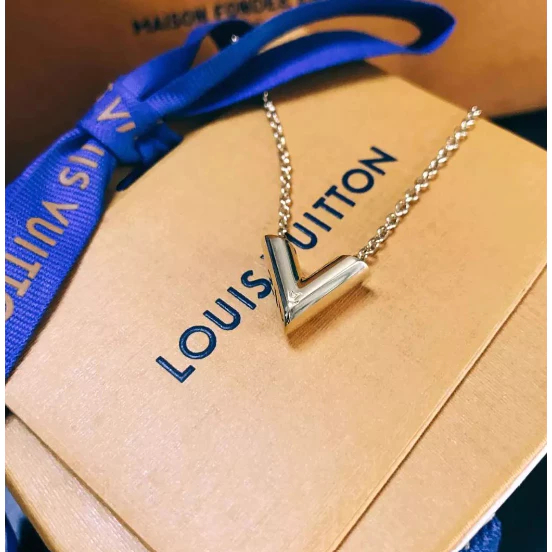 ✨หลุยส์วิตตอง Louis Vuitton Essential V Necklace LV สร้อยคอสุภาพสตรี