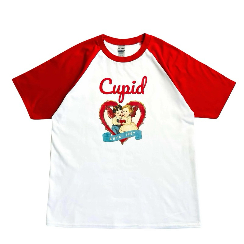 เสื้อยืด Gildan Raglan short sleeve ลาย Cupid (คริสต์มาส) เสื้อไหล่สโลปแขนสั้น
