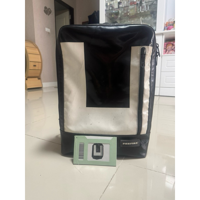 FREITAG  HAZZARD F306 สีดำ อักษรตัว U Tag.ครบ ดันทรงพร้อม  มุมไม่ ถลอก