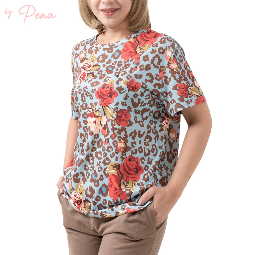 By Pena เสื้อยืดผู้หญิงคอกลม ผ้าพิมพ์ลาย รุ่น BPTS112402
