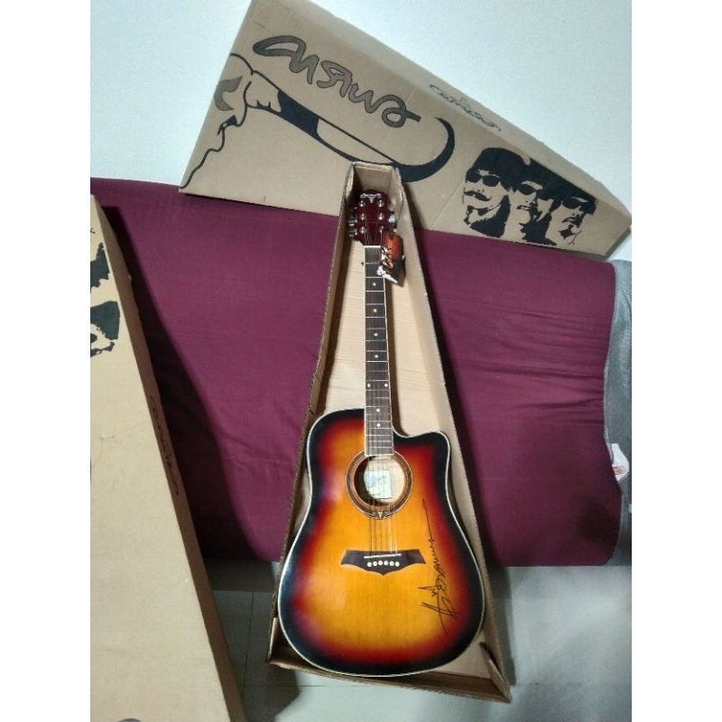 Carabao guitar model made in Thailand guitar with singer signs กีต้าร์ คาราบาว พร้อมลายเซ็นต์น้าแอ๊ด