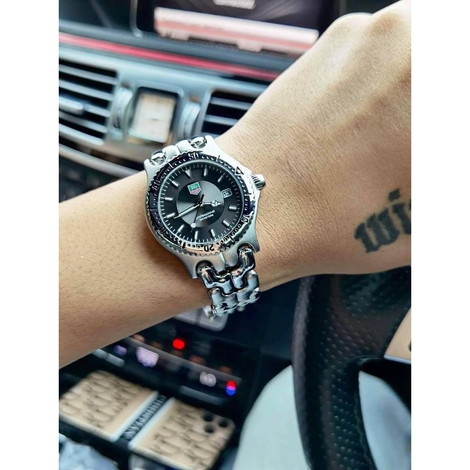 ของเข้าแล้วนะคะ แทคก้างปลา งานพรีเมียม มีวันที่ งานสวย งานเหมือน 1:1 พร้อมกล่องเซ็ตหนังกระเป๋าซิป ตามรูปหน้าปก